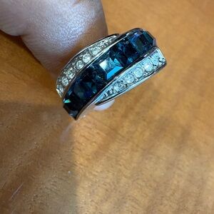 Elegant Silver and Black Crystal Ring